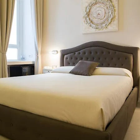 Royal Luxury בית הארחה 3*